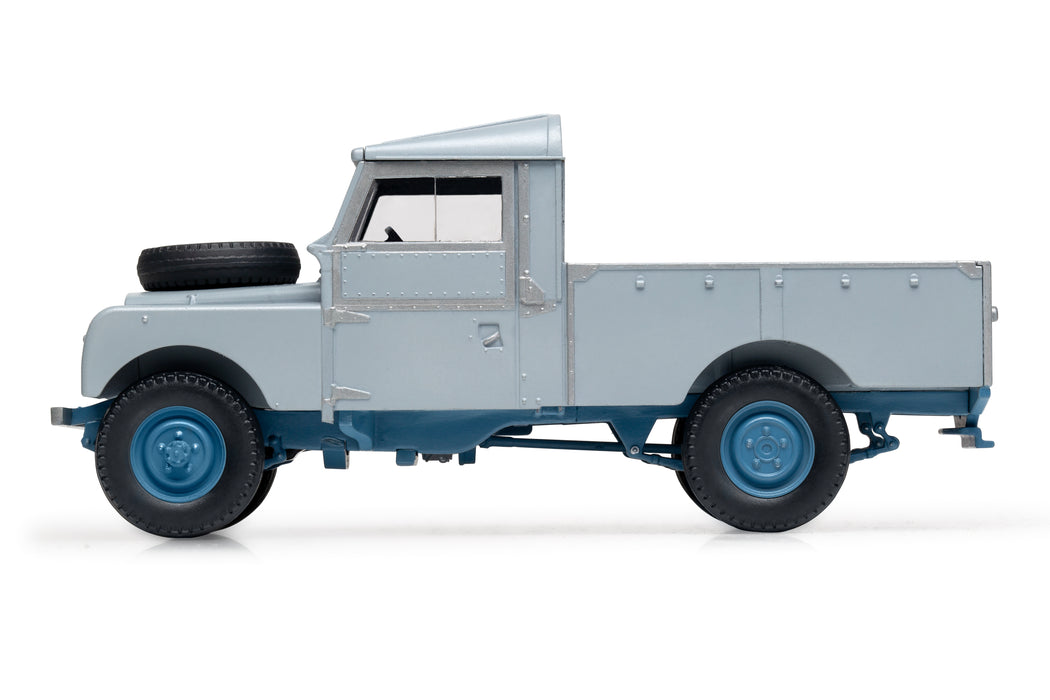 Airfix Land Rover Series 1/43 scale starter set